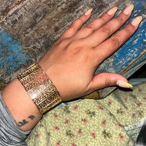 Elegant Gold Stretch Bracelet